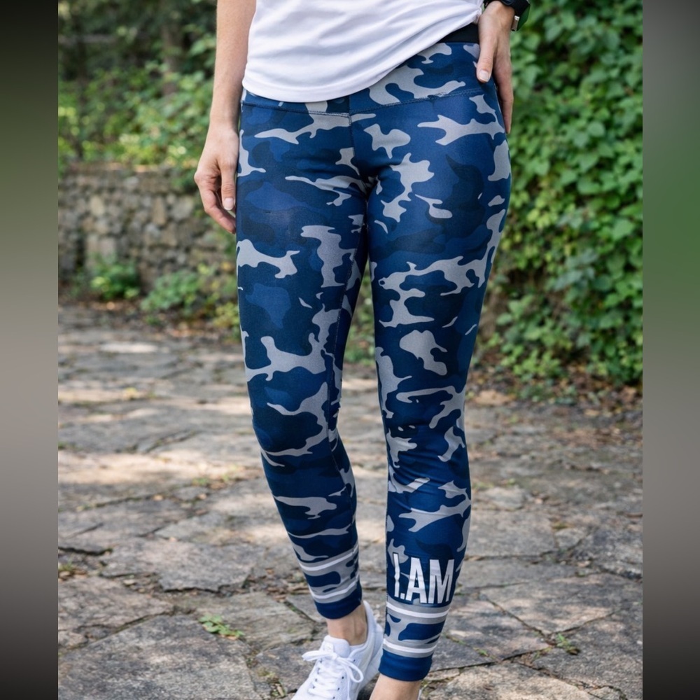 EXCELLENT LIKE NEW CONDITION GOLDSHEEP BLUE CAMO CAPRI I AM LEGGINGS SIZE MEDIUM